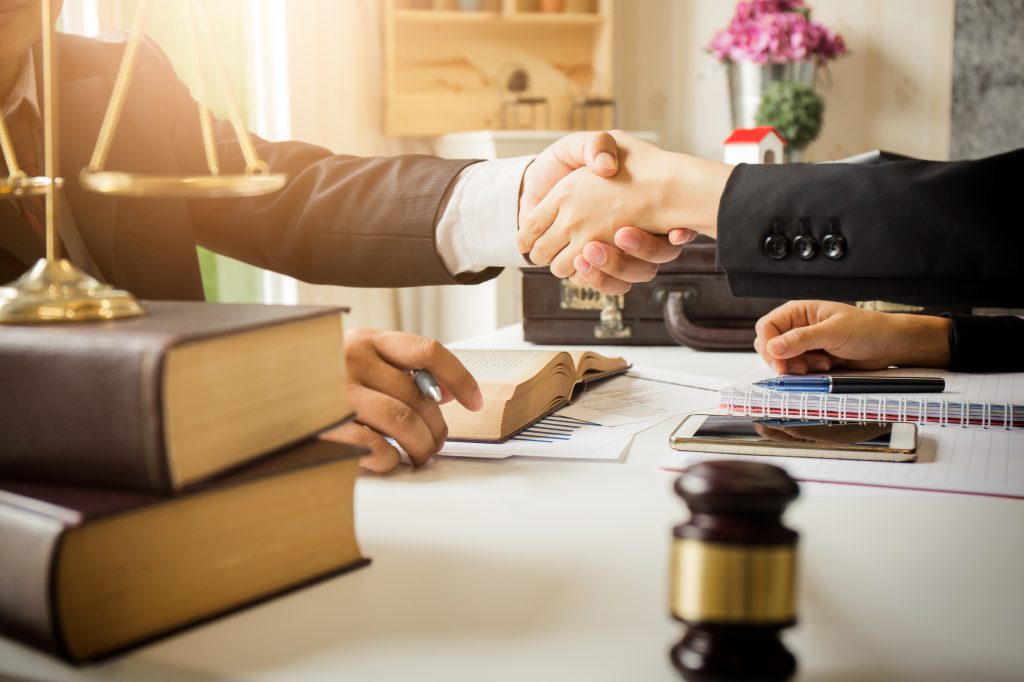 Deux personnes qui se serrent la main dans un bureau